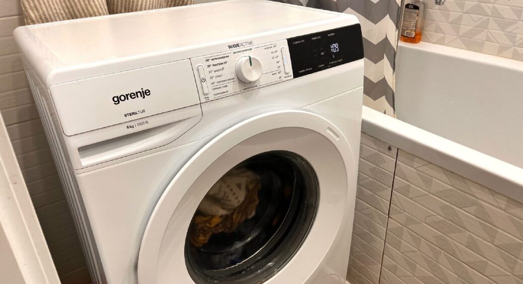 Пральна машина “тхне” вже 2 місяці: запустила цикл на 90 з “кислючкою” – і запах зник за 1 прання 