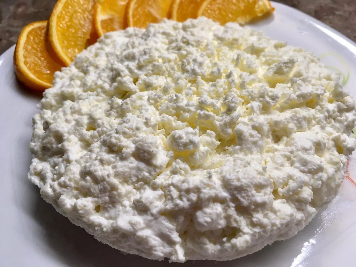 Кулінари розповіли, як приготувати смачний кисломолочний сир з молока в домашніх умовах