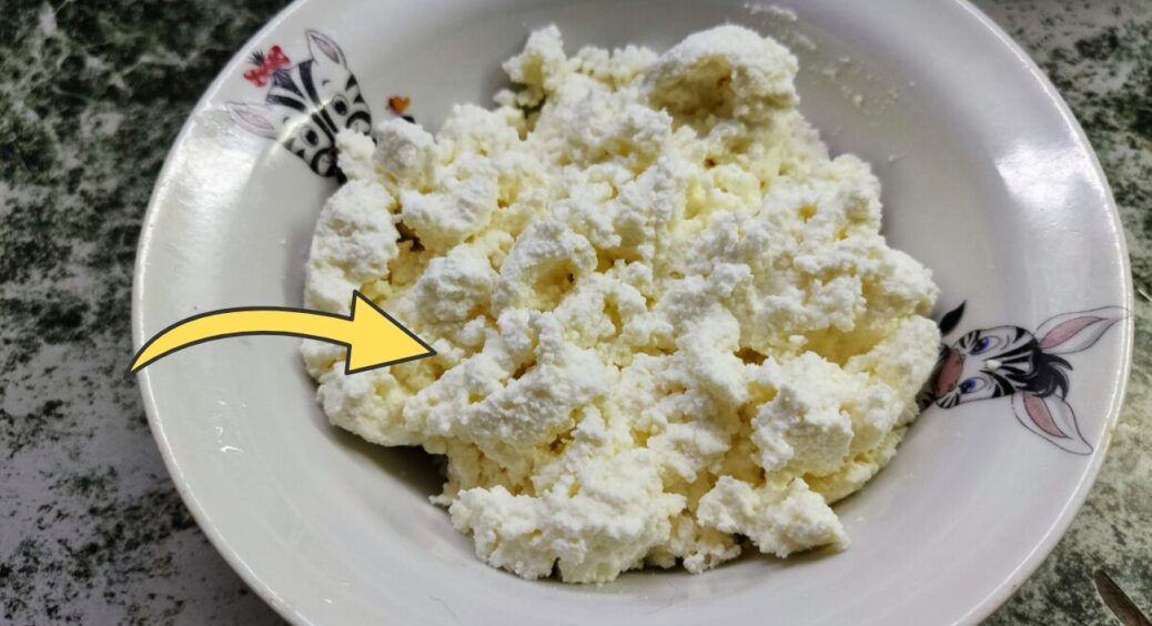 Самостійно приготувала ніжний кисломолочний сир: з 2 літрів молока вийшов майже кілограм продукту 