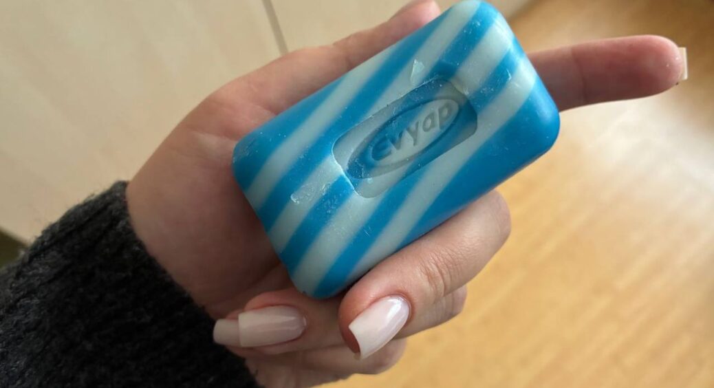 Черга в магазині шепотілася, а я підслухала: тепер завжди тримаю в морозилці 1 шматок господарського мила 