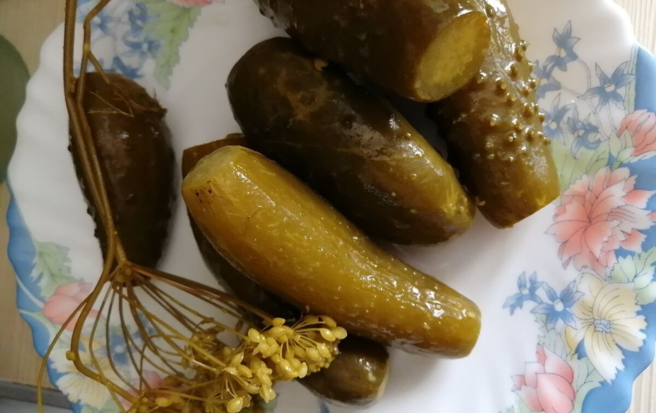 Чому солоні огірки в банках не хрустять