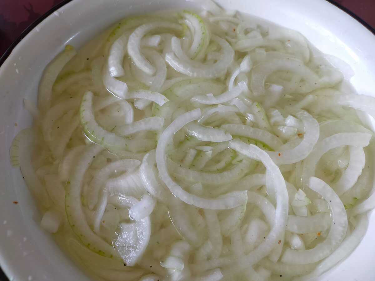 Кулінари розповіли, як приготувати смачну мариновану цибулю без оцту до шашлику та салатів