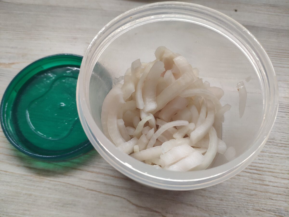 Кулінари розповіли, як приготувати смачну мариновану цибулю без оцту до шашлику та салатів