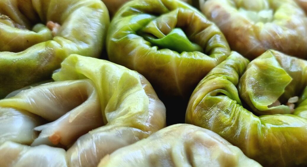 Готую найніжніші капустяні голубці – без тушкування та томатної пасти: 1 продукт у начинку змінює все 