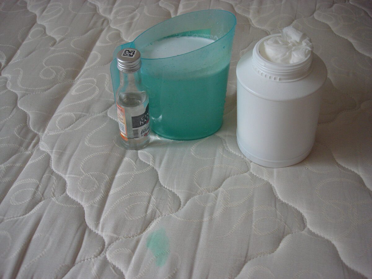 Експерти розповіли, як очистити матрац від бруду та бактерій без хімчистки та клопоту