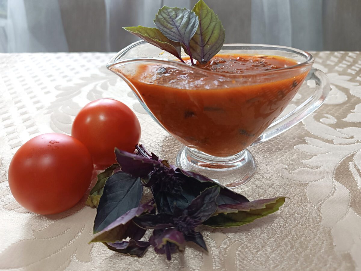 Кулінари розповіли, як приготувати на зиму томатний соус із базиліком – смачно й просто