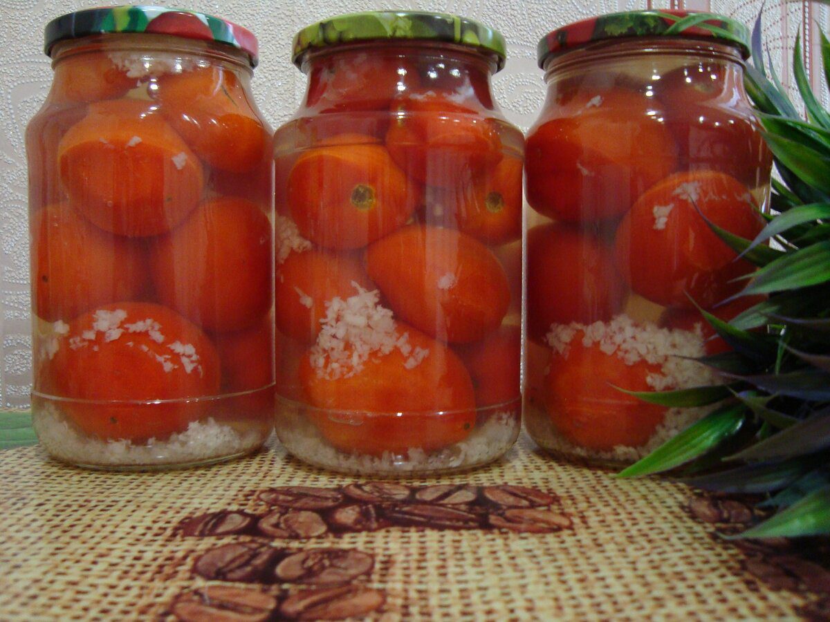 Експерти розповіли, як приготувати солодкі та соковиті помідори на зиму – секретний рецепт