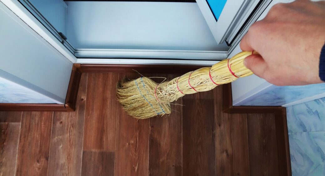 Лише в 67 років дізналася, як правильно мести хату – з такою “методою” пилюка не здіймається хмарою до стелі 