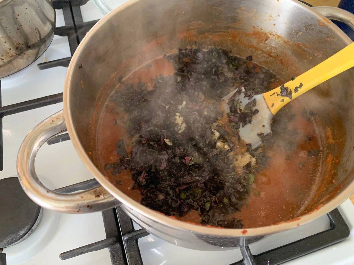 Кулінари розповіли, як приготувати на зиму томатний соус із базиліком – смачно й просто