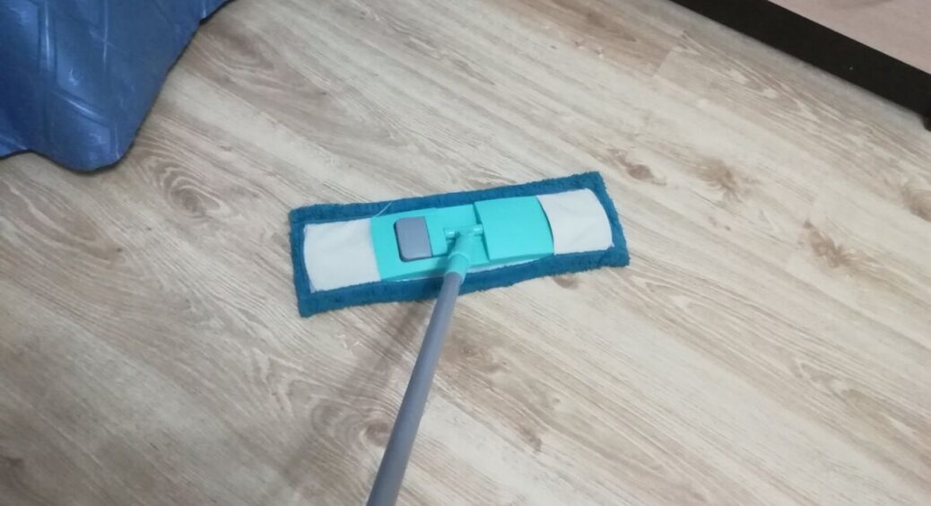 Замість ганчірки для підлоги – ця 1 річ: прати не потрібно, не “попахує”, а сміття збирається швидше 