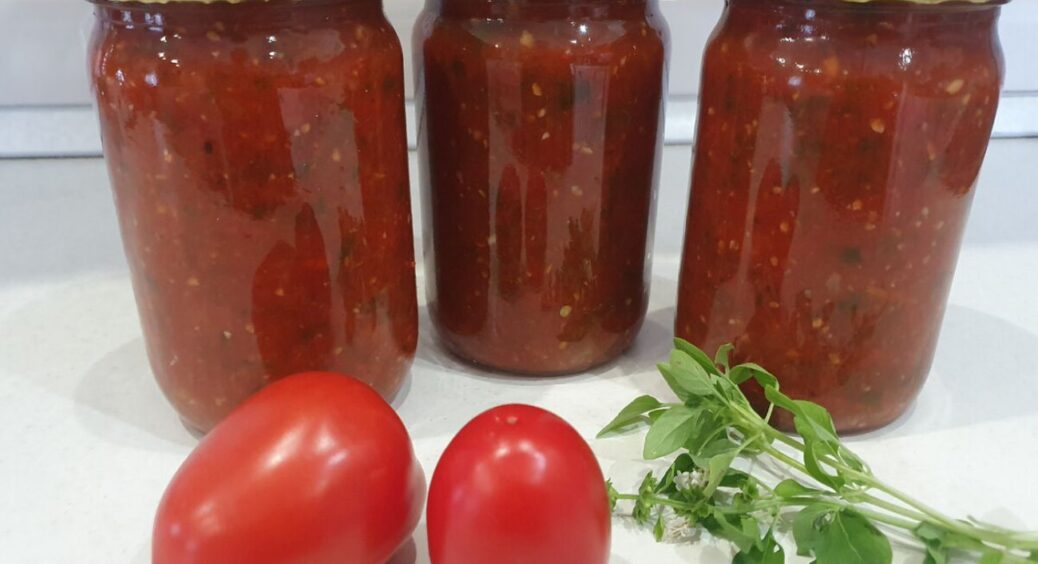 Справжнє “золото” в банках: закатала томат із базиліком на зиму – і всі 5 місяців до весни їмо по-італійськи 