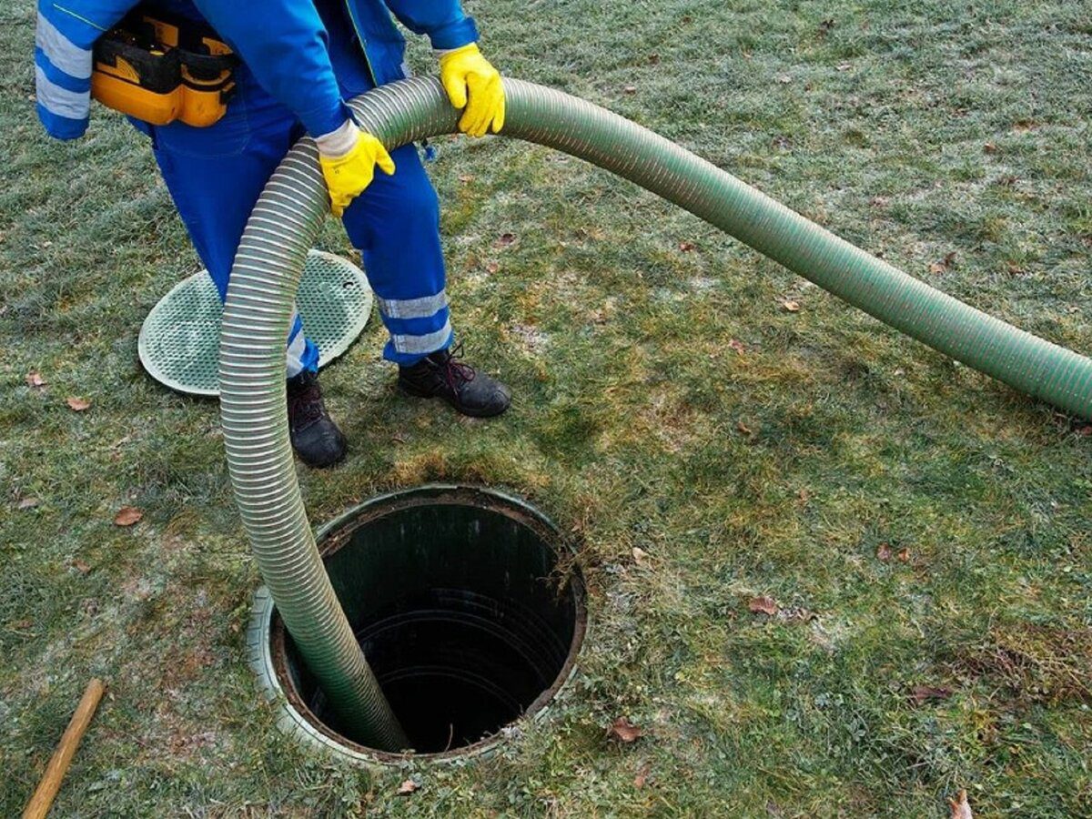 Експерти розповіли, як очистити вигрібну яму від сміття та відходів простим і дешевим засобом