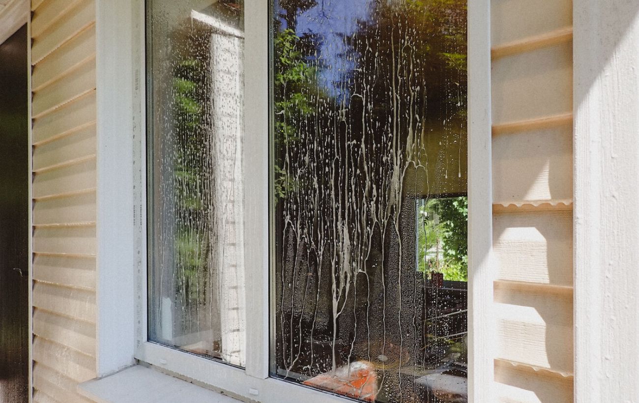 Господині розповіли, як власноруч приготувати засіб до миття вікон 