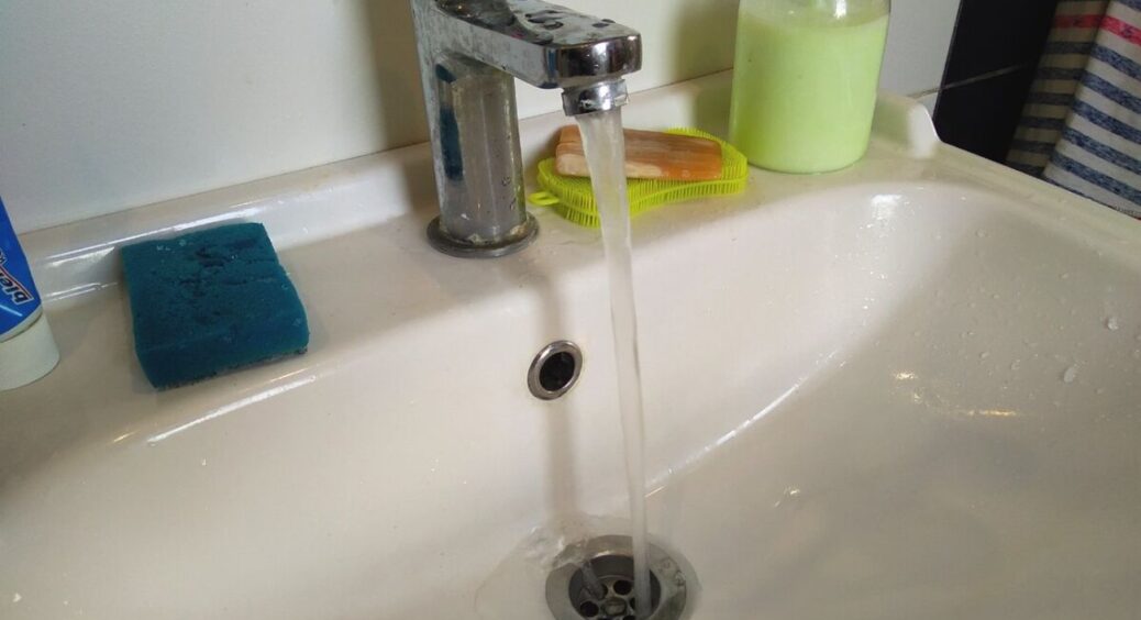 “Каналізаційний колапс” можна прочистити за 2 хвилини: кум-сантехнік навчив видаляти засмічення без вантуза 