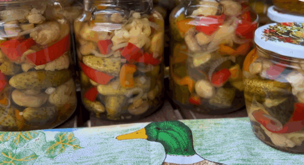 2 кг огірків замочую на годину – потім 12 годин у розсолі: секрет хрусткого асорті від досвідчених господинь 