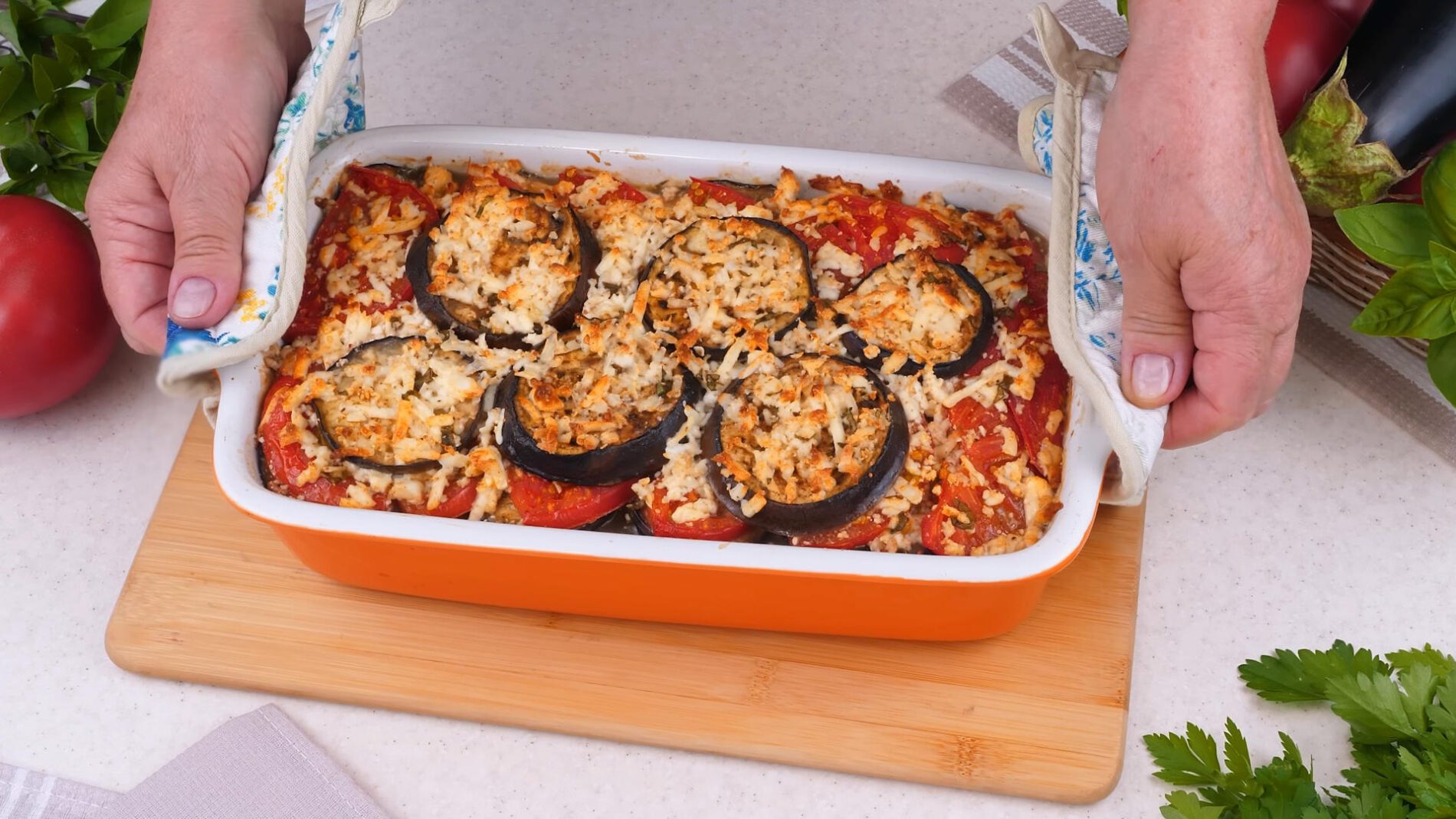 Кулінари показали швидкий рецепт запіканки з баклажанів, помідорів та сиру