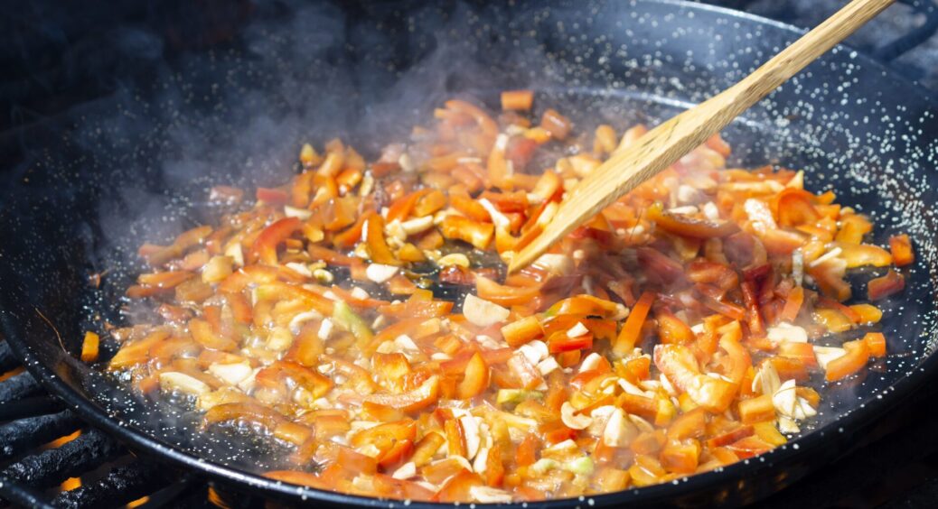 Цибуля для засмажки ніколи не гірчить: обдаю її 1 рідиною — і смак ніжний, без різкого запаху 