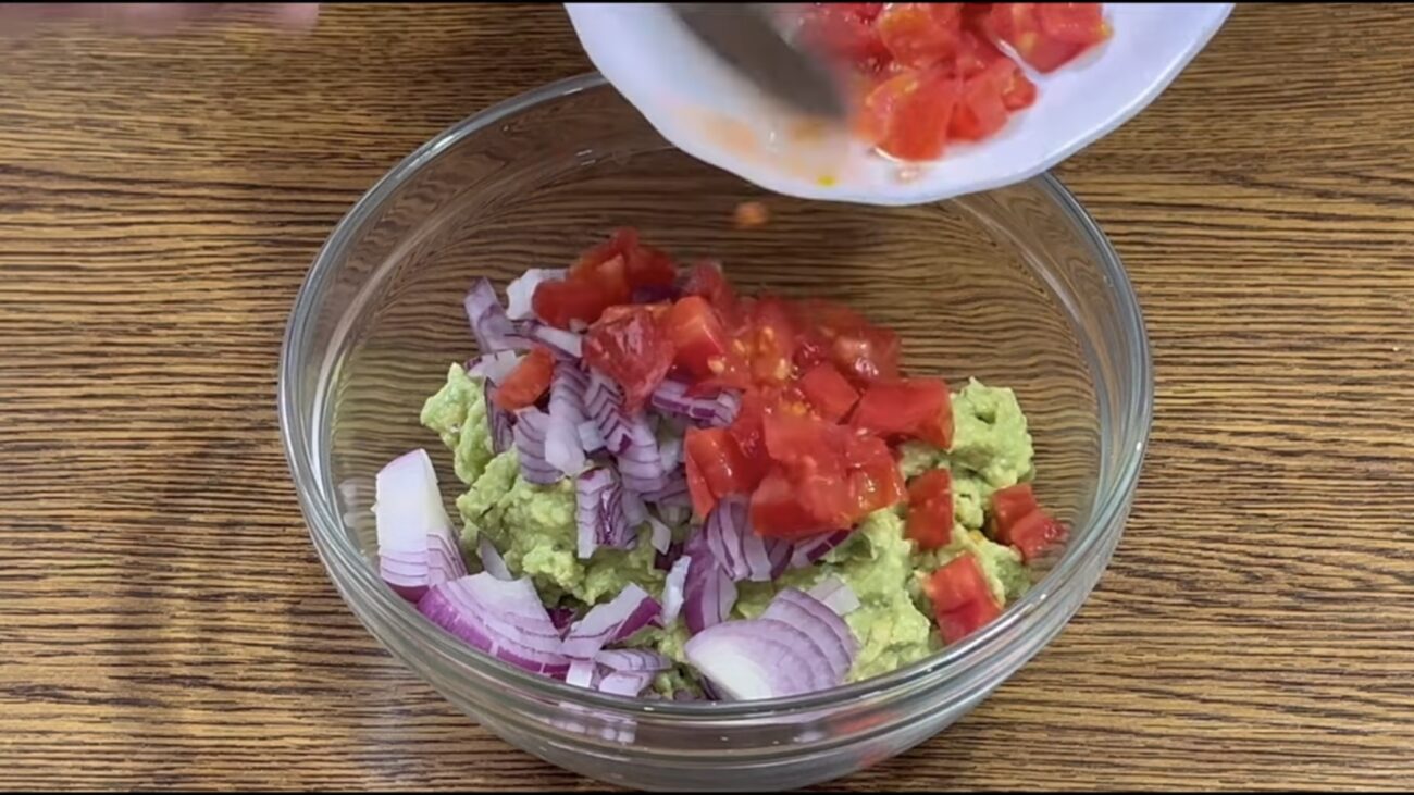 Господині поділилися рецептом свіжої намазки з авокадо 