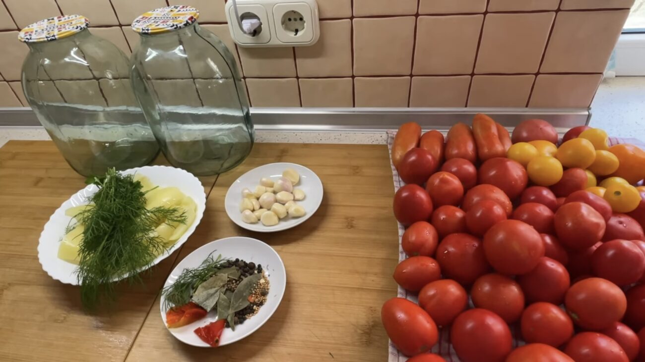 Господині розповіли, що зробити, аби томати не тріскалися при маринуванні 