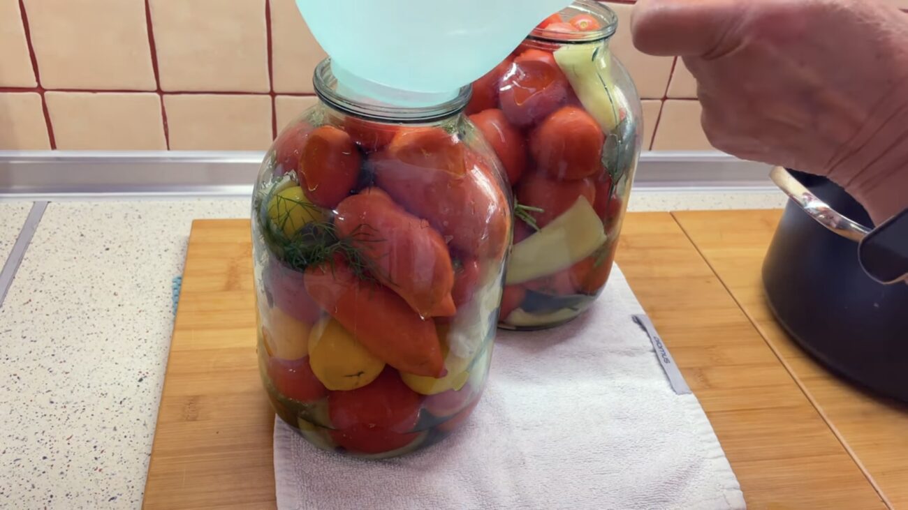 Господині розповіли, що зробити, аби томати не тріскалися при маринуванні 