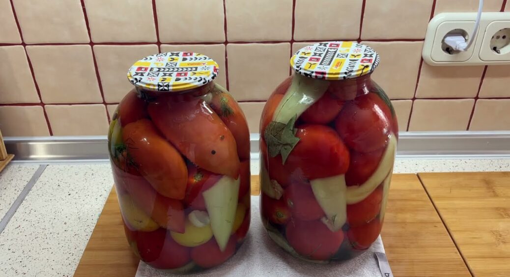 Тепер мариновані помідори закриваю тільки так: роблю 1 до смішного просту дію, і томати не тріскаються 