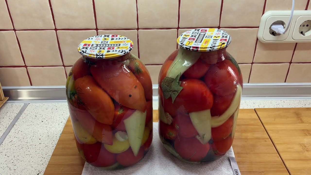 Господині розповіли, що зробити, аби томати не тріскалися при маринуванні 