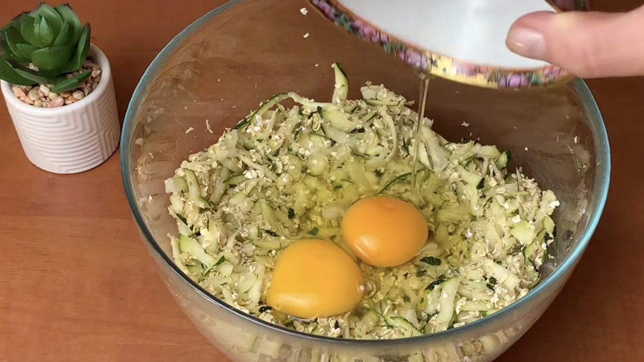 Господині розповіли рецепт смачних оладок з кабачком і вівсянкою Господині розповіли рецепт смачних оладок з кабачком і вівсянкою