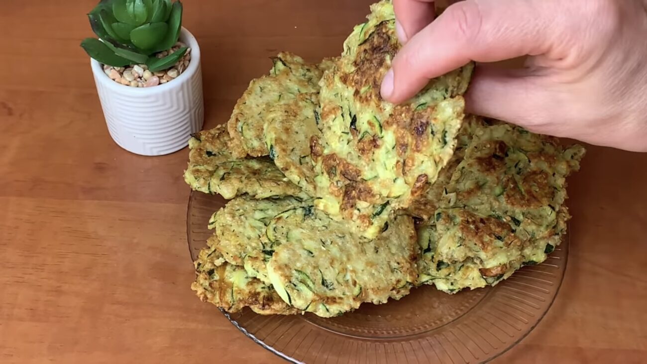 Господині розповіли рецепт смачних оладок з кабачком і вівсянкою Господині розповіли рецепт смачних оладок з кабачком і вівсянкою