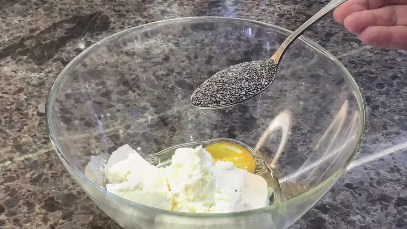 Господині розповіли, що класти в сирники, замість борошна і манки 