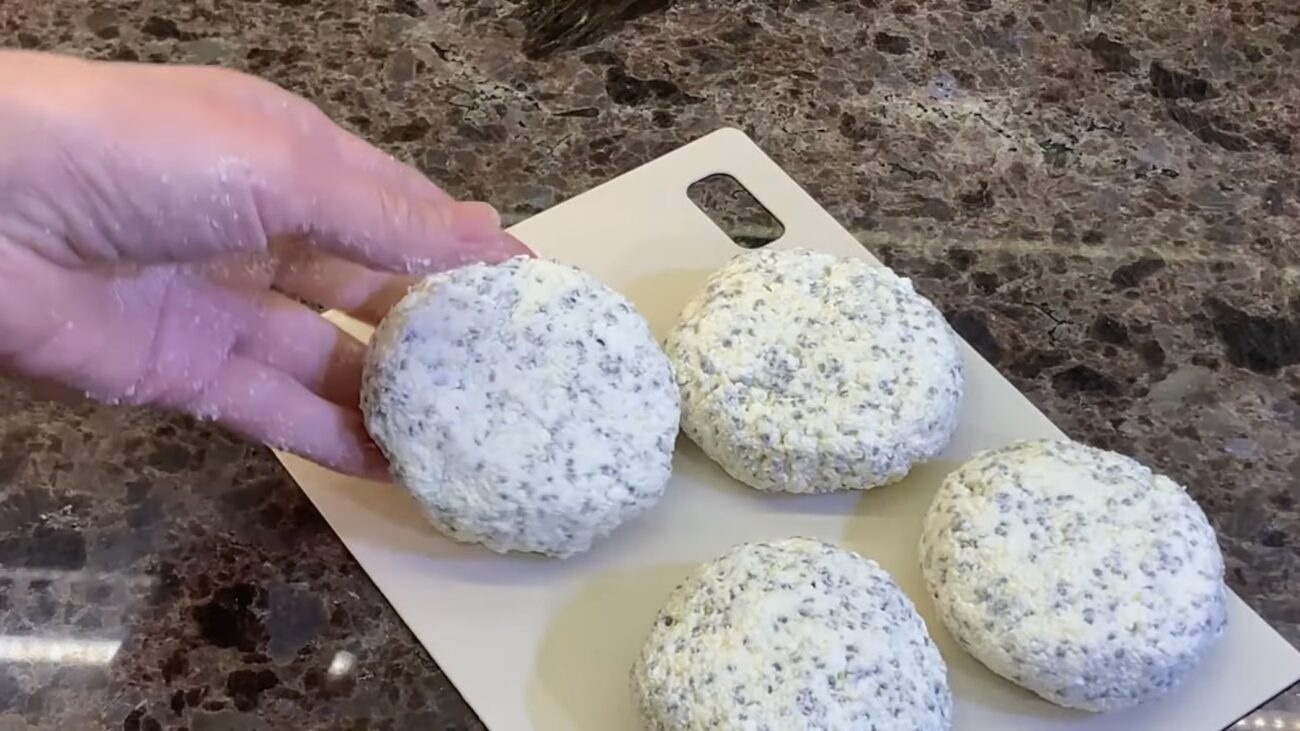 Господині розповіли, що класти в сирники, замість борошна і манки 