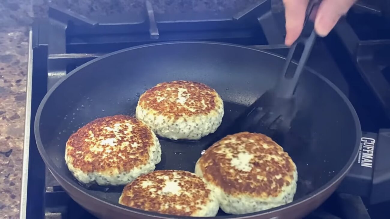 Господині розповіли, що класти в сирники, замість борошна і манки 