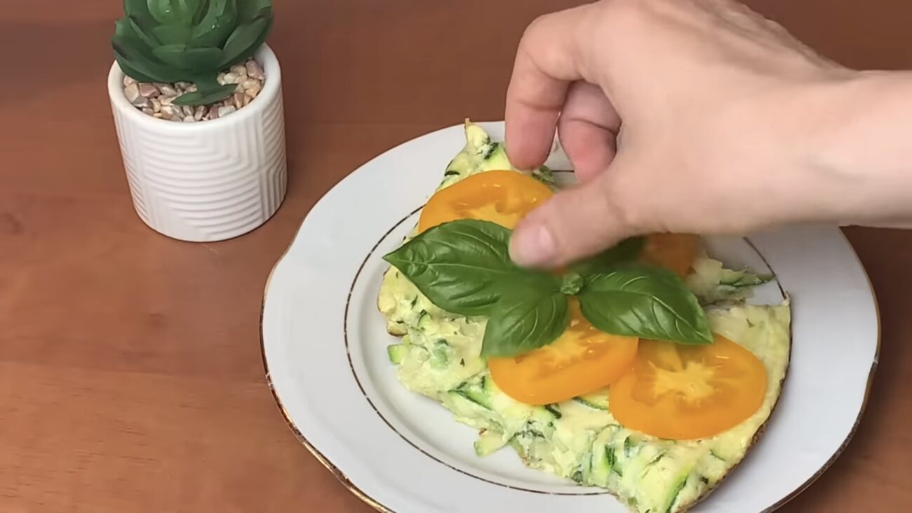 Господині розповіли, як приготувати смачний сніданок з кабачка і сиру 