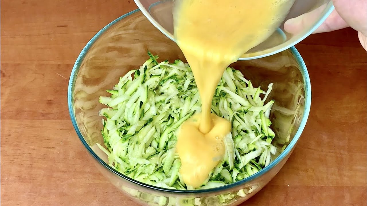 Господині розповіли, як приготувати смачний сніданок з кабачка і сиру 