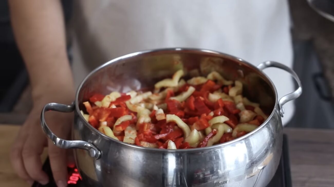 Господині розповіли рецепт дуже смачного лечо на зиму 