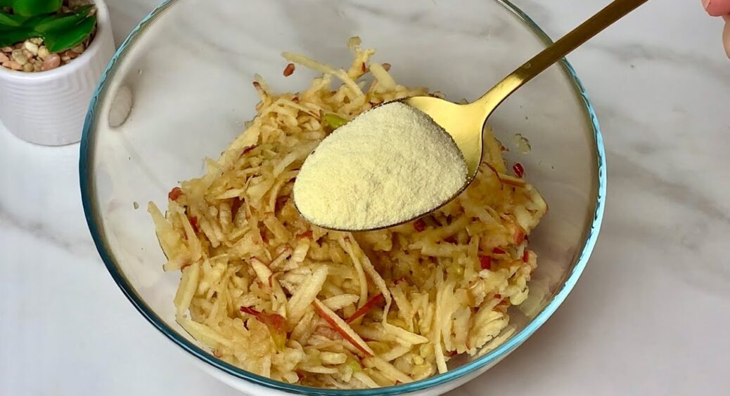 Оладки – як вареники, з начинкою: натерла яблука, все змішала та посмажила – смакота на сніданок готова 