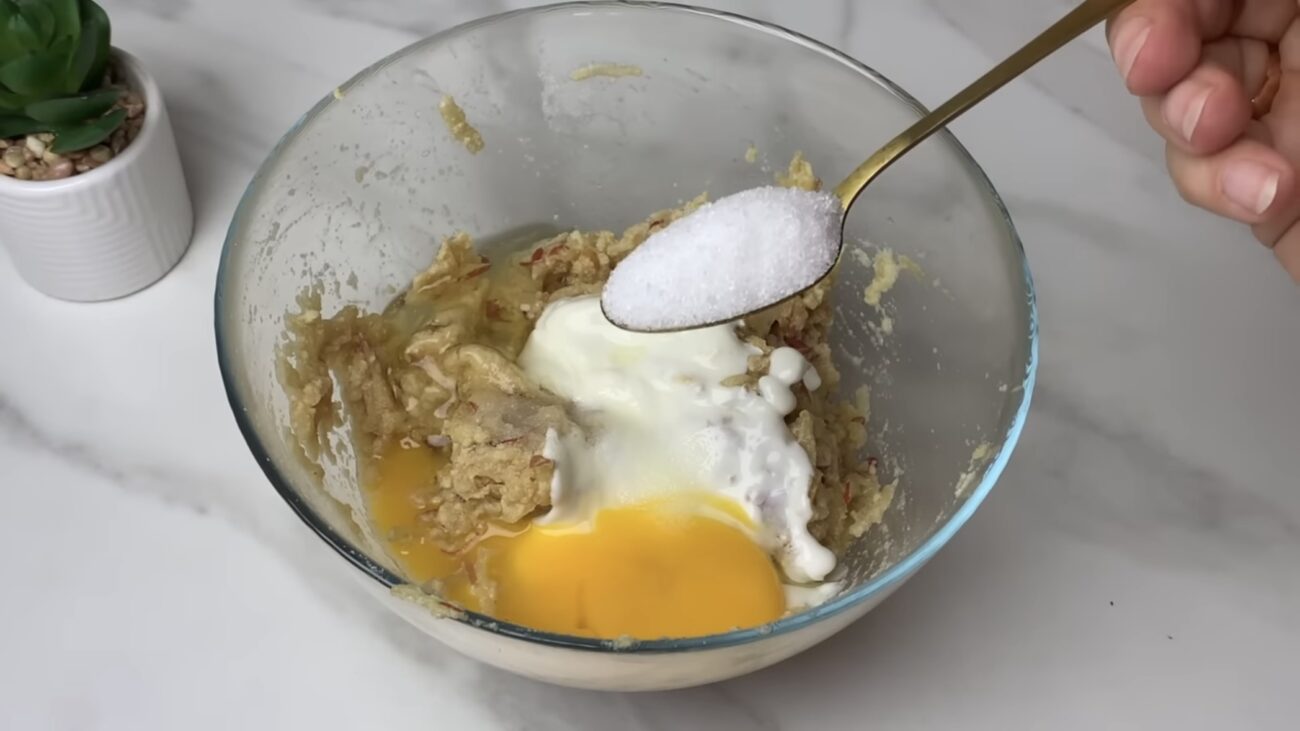 Господині поділилися рецептом оладок з яблук на сніданок 