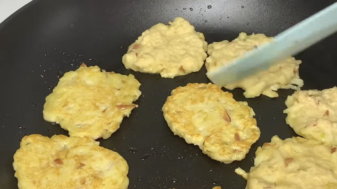 Господині поділилися рецептом оладок з яблук на сніданок 