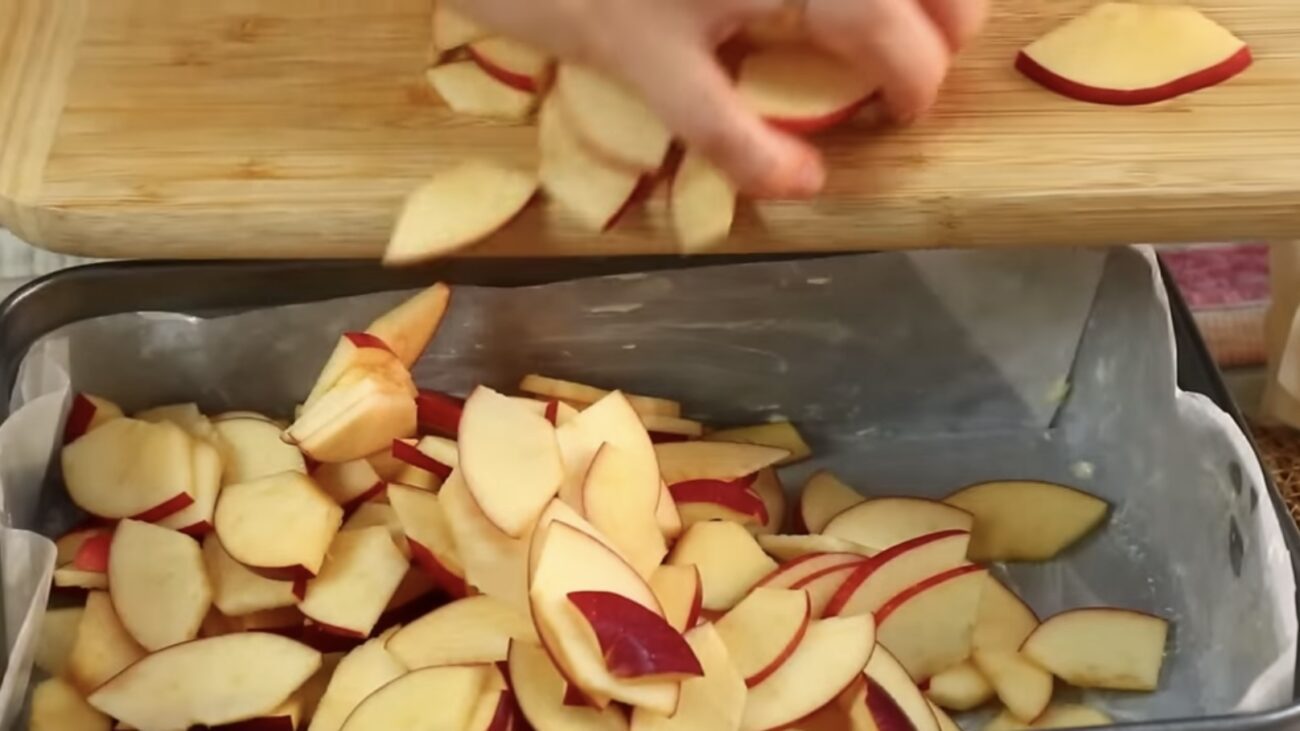 Господині поділилися рецептом простого яблучного пирога 