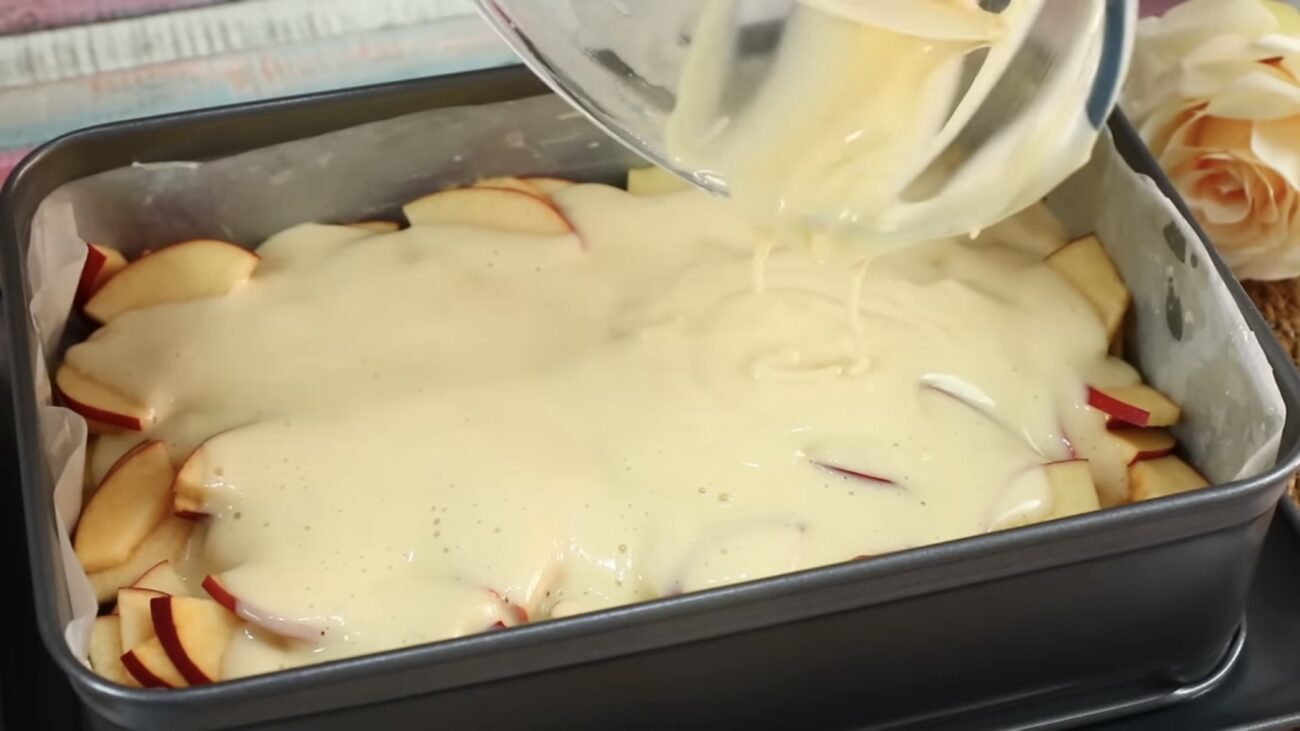 Господині поділилися рецептом простого яблучного пирога 