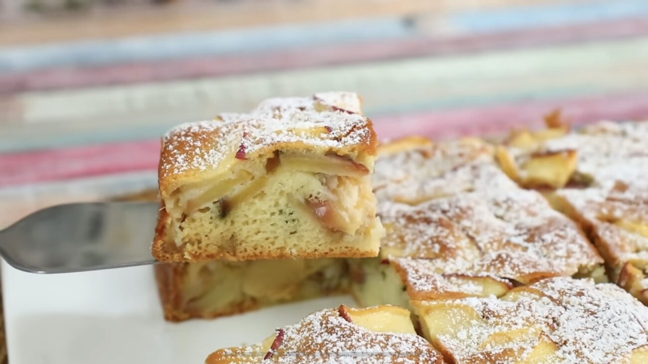 Господині поділилися рецептом простого яблучного пирога 