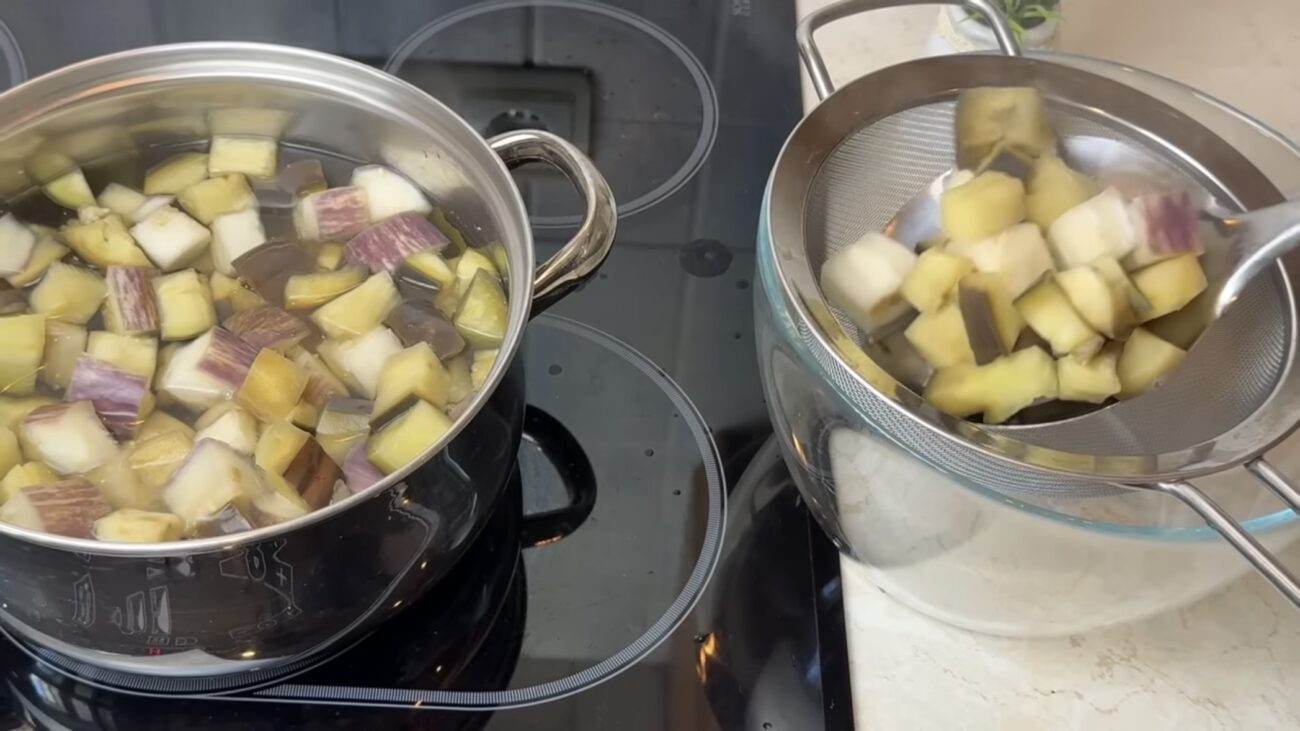 Господині розповіли, як приготувати смачну закуску з баклажанів 