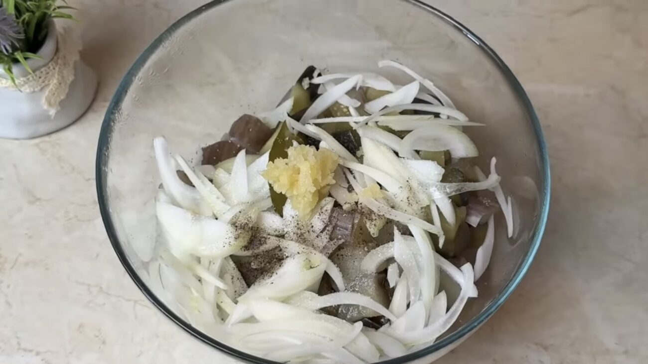 Господині розповіли, як приготувати смачну закуску з баклажанів 