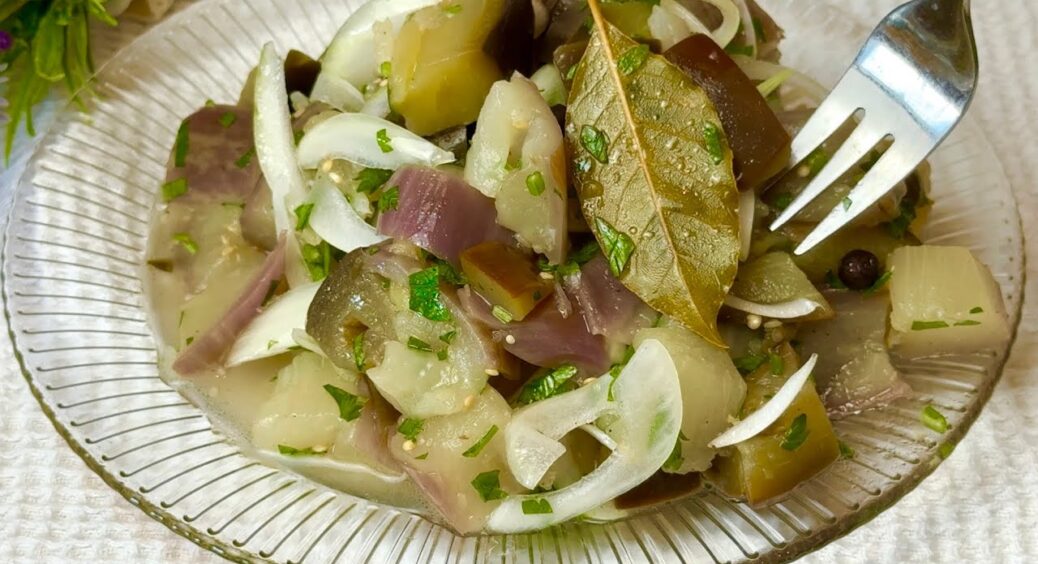 Баклажани як мариновані гриби, тільки за 5 хвилин: закуска №1, яку гості зʼїдать першою  