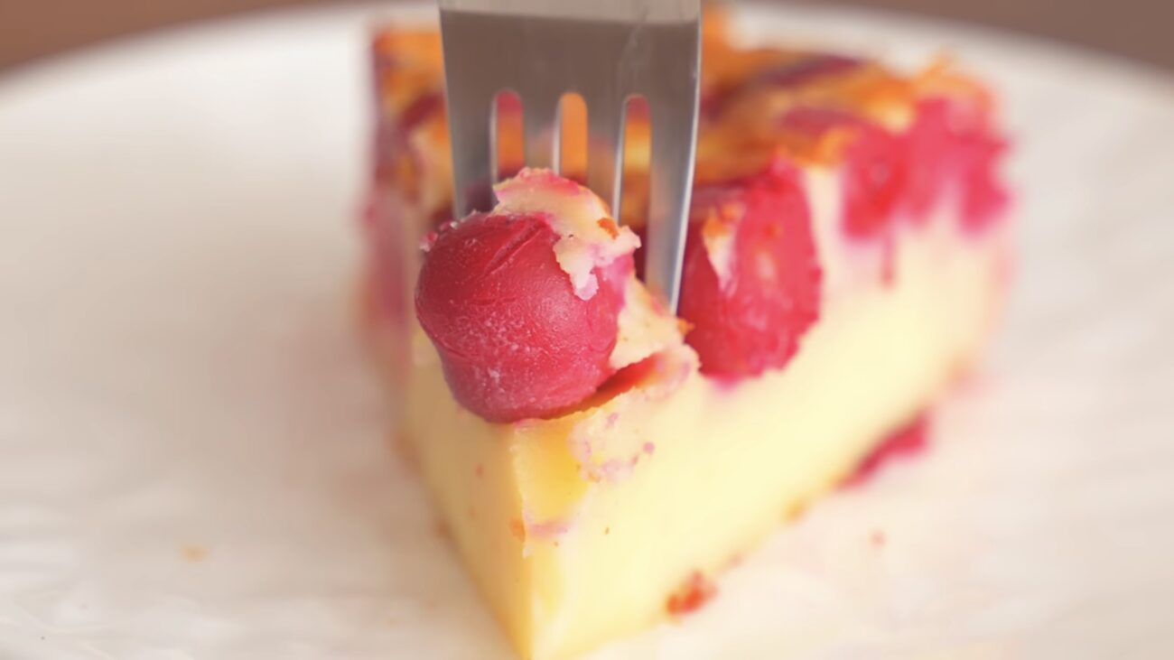 Господині розповіли, як приготувати смачний пиріг без заморочок 