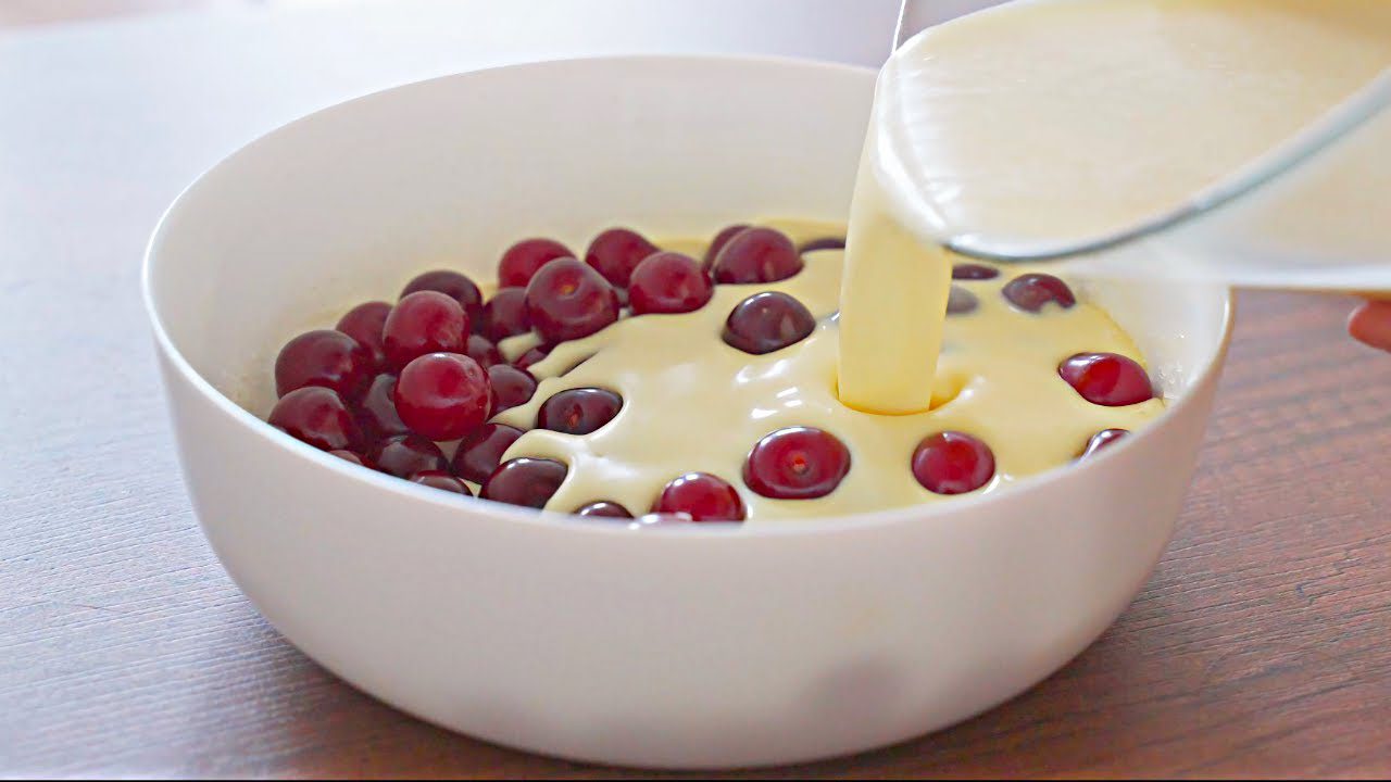 Господині розповіли, як приготувати простий ягідний пиріг до чаю 