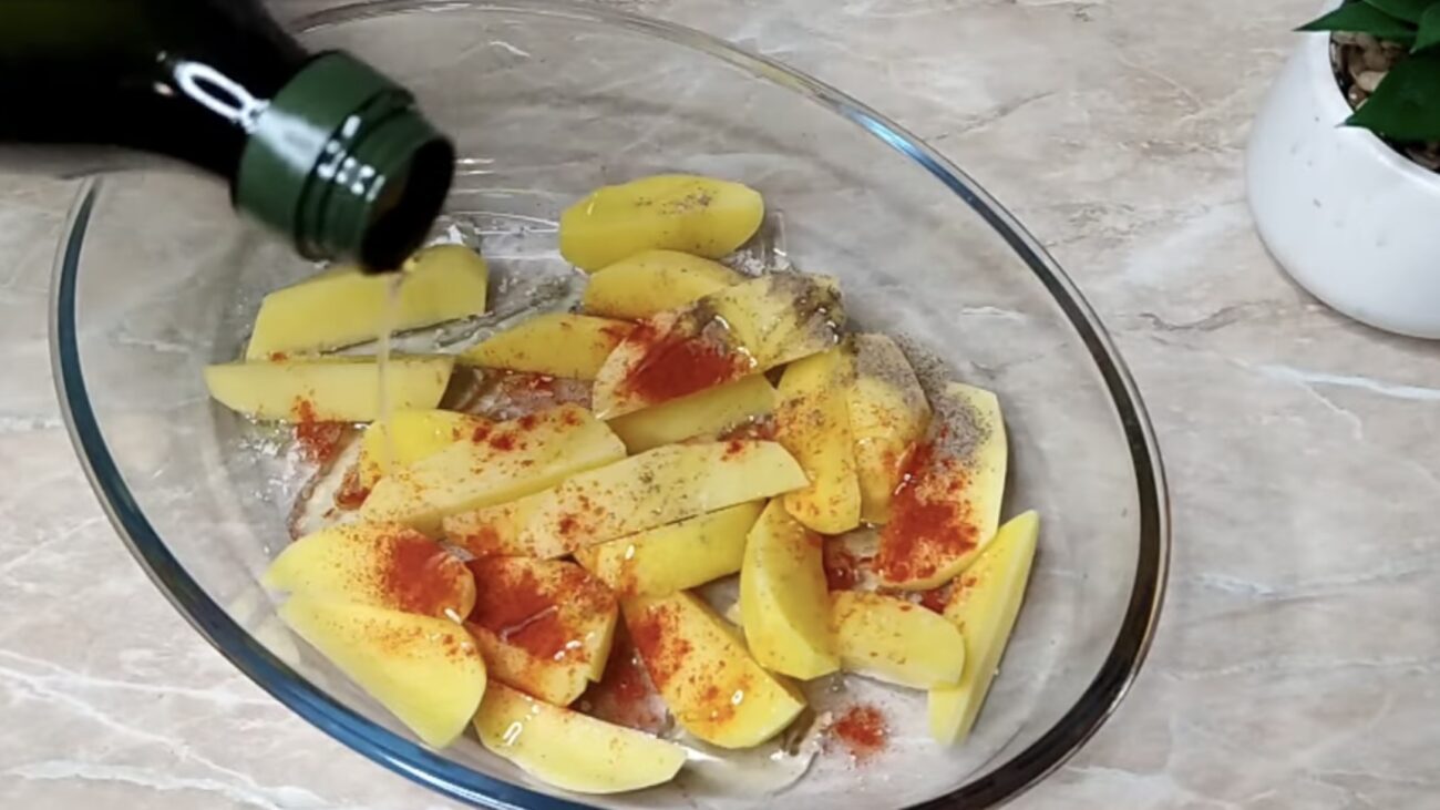 Господині розповіли, як приготувати картоплю по-селянськи за 15 хвилин без духовки 