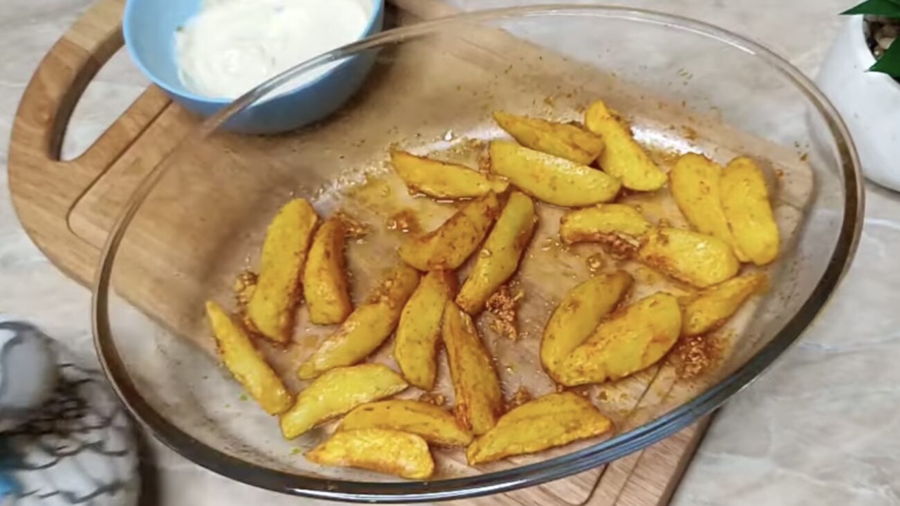 Господині розповіли, як приготувати картоплю по-селянськи за 15 хвилин без духовки 
