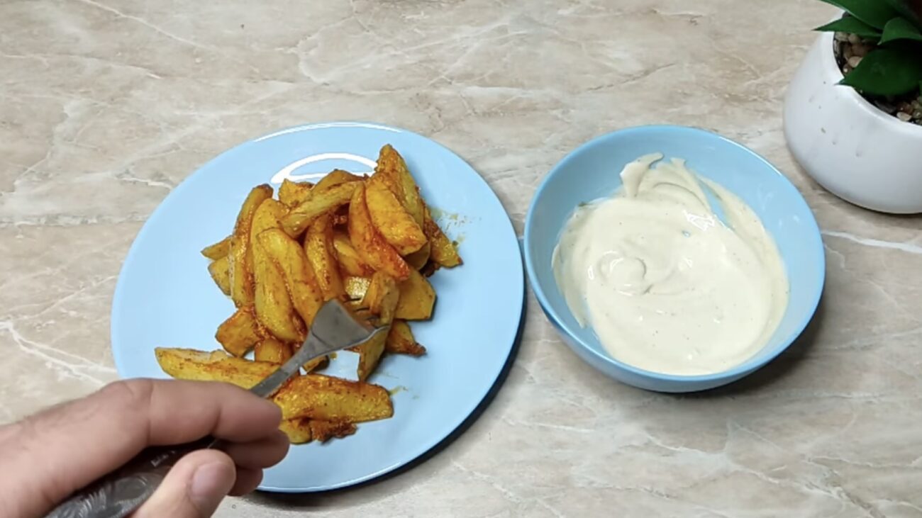 Господині розповіли, як приготувати картоплю по-селянськи за 15 хвилин без духовки 