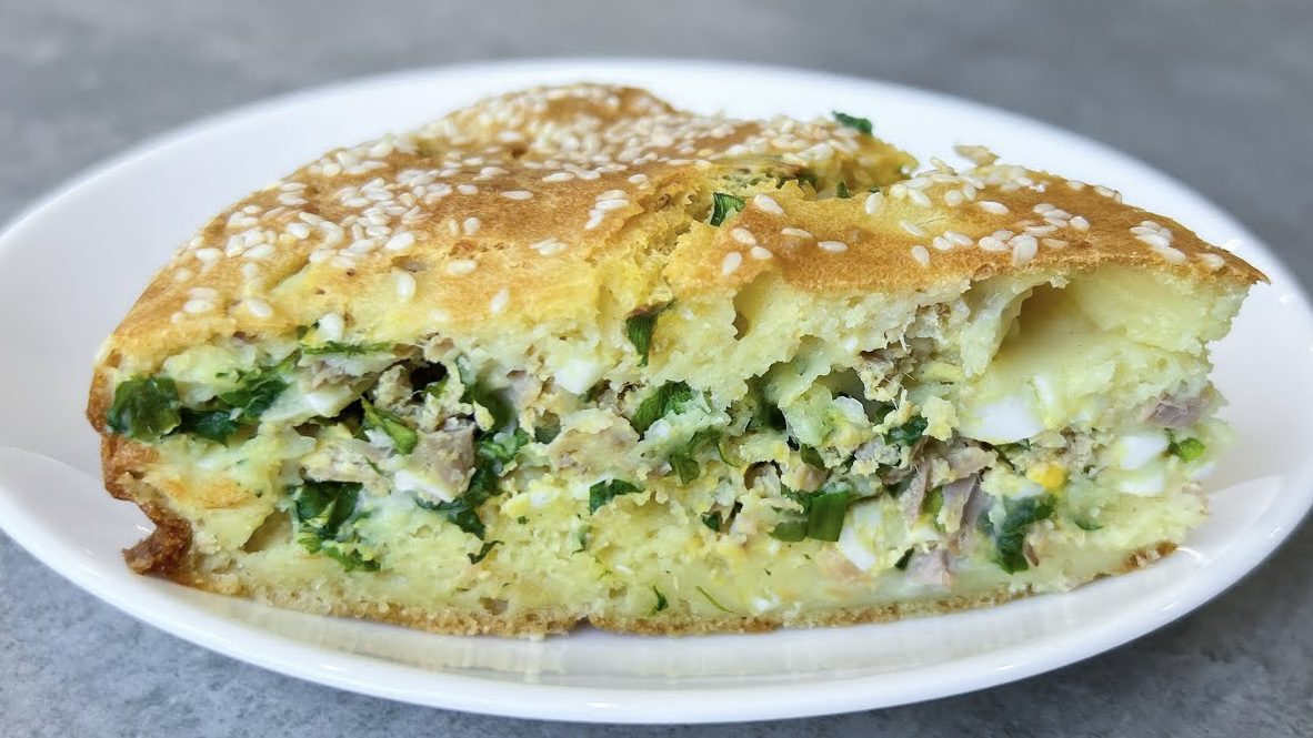 Господині розповіли, як приготувати смачний пиріг з рибної консерви 