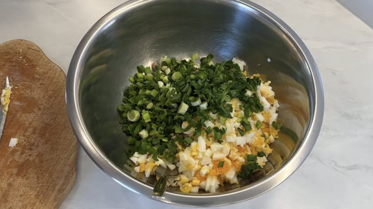 Господині розповіли, як приготувати смачний пиріг з рибної консерви 